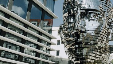 Kafkas rotierende Kopf-Skulptur (Prag)